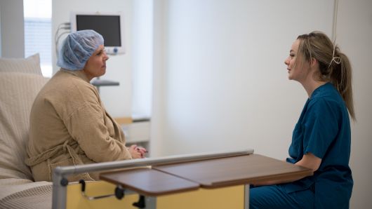 Undersköterska Jessica pratar med patient inför operation på Estetikcentrum