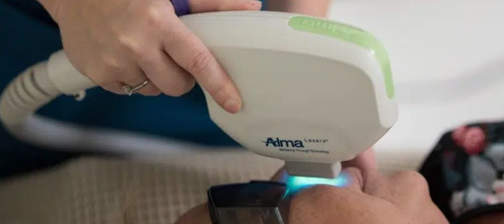 Allt du behöver veta om laserbehandling: Från hårborttagning till hudvård