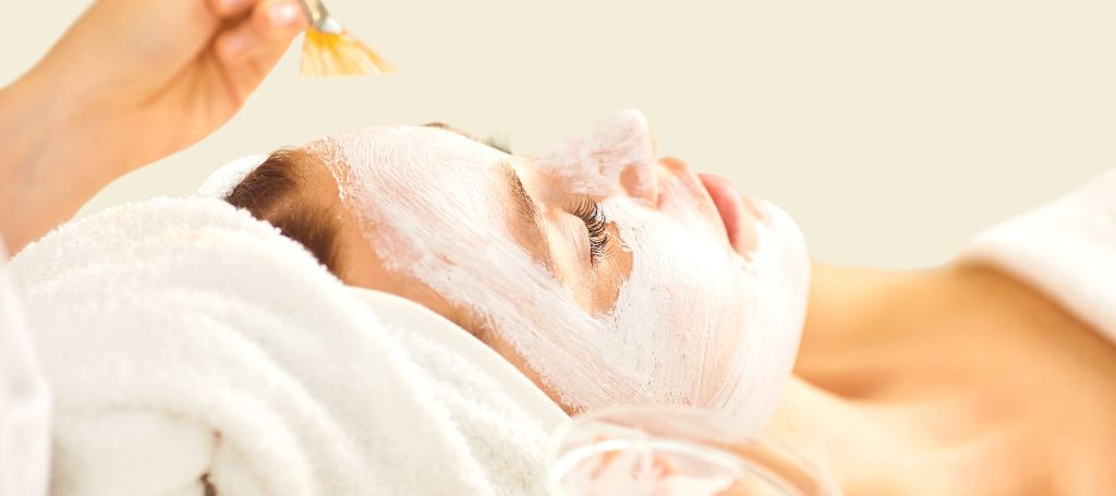 Din guide till kemisk peeling: Fördelar, risker och eftervård